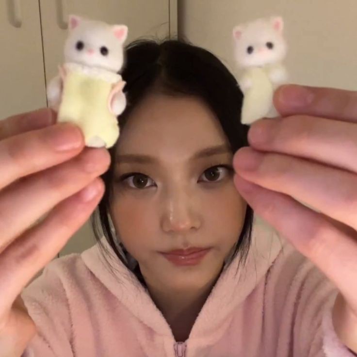 hi, i'm iven &amp; i'm looking for interactive moots !

— she/her, filo, minor
— ults: enha, skz, itzy, twice, nwjns &amp; more
— not new to #kpoptwt &amp; #stantwt
— all fandoms are welcomce 

♡ / ↺ are highly appreciated !