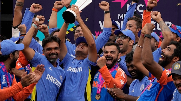 katyxkohli17's tweet photo. Ravi Ashwin said - "My best Moment in T20 World Cup 2024 was when Virat Kohli called Rahul Dravid and gave the Trophy to celebrate, I saw him hug the Cup and cry. Rahul Dravid screamed &amp; cried. I felt that a lot."😁❤️ https://t.co/4wEU4j8Xhm