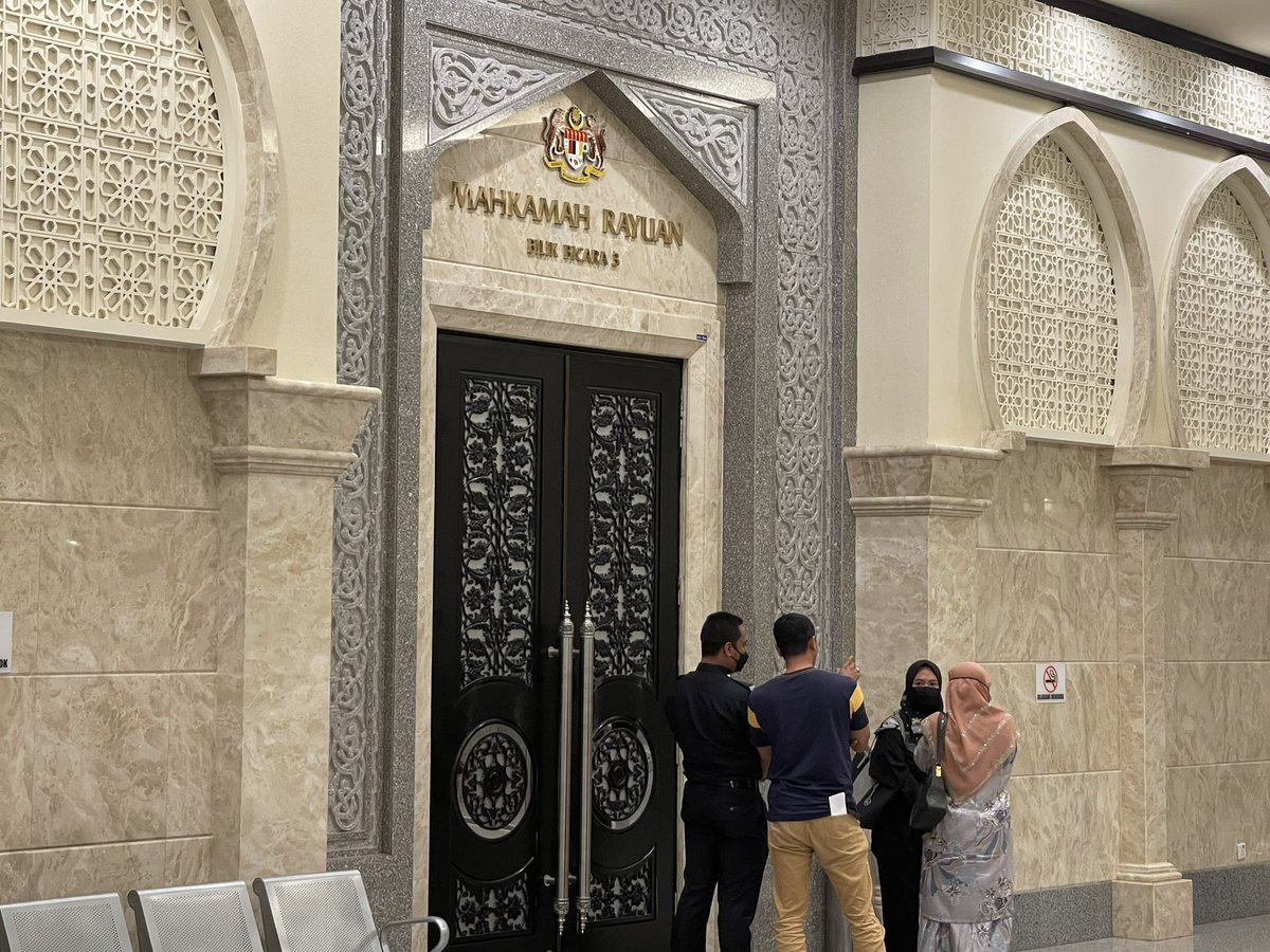 wan_zNewsMPB's tweet photo. Mahkamah Rayuan menjatuhkan hukuman gantung sampai mati terhadap enam bekas penuntut UPNM selepas didapati bersalah membunuh Pegawai Kadet Laut, Zulfarhan Osman Zulkarnain tujuh tahun lalu, sekali gus mengenepikan hukuman penjara 18 tahun terhadap tertuduh. 

@BuletinTV3 https://t.co/VRzEws8nyX