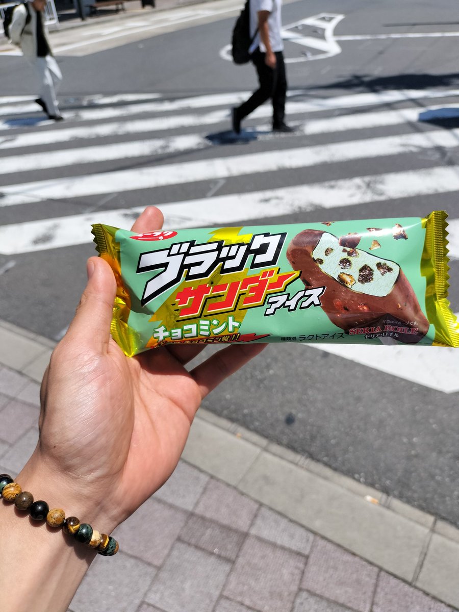 デイリーのジムトレ(脚トレ日)終わりに、最近ハマってるセブンのスムージー飲もうとしたら新発売のブラックサンダーチョコミントと目があってしまいました。
ザクザクなチョコの食感とミントの鼻を抜ける爽やかさが暑い日にたまらない1品でした。