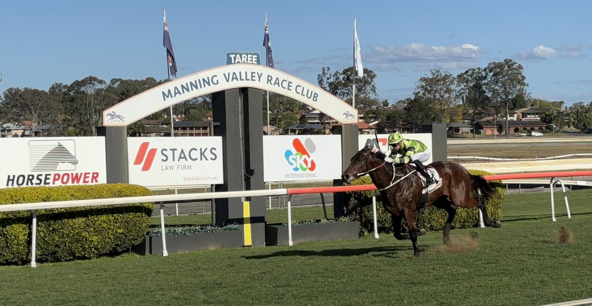 ManningClub's tweet photo. A very impressive win in the 3rd at @ManningClub for the @Wilkes_Racing &amp; Pat Scorse ridden Laizabout. 
That brings up an early double to Wayne &amp; his team! 
Congratulations to all involved and no doubt big days ahead for this fellow based on his win today. https://t.co/idXlsvhEVI