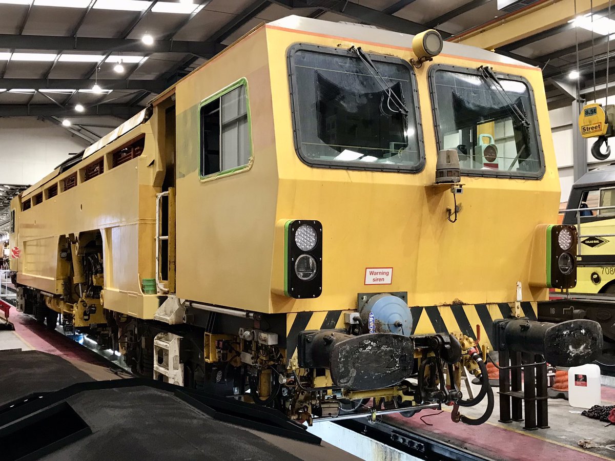 JohnnySpanners's tweet image. Haven’t put a post for #TamperTuesday for a while, so here’s @ColasRailUK 73931 getting a repaint at Rugby OTPD recently. Machine looks so good now 👍 #sharingfromwork #ontrackplant @ontrackplant