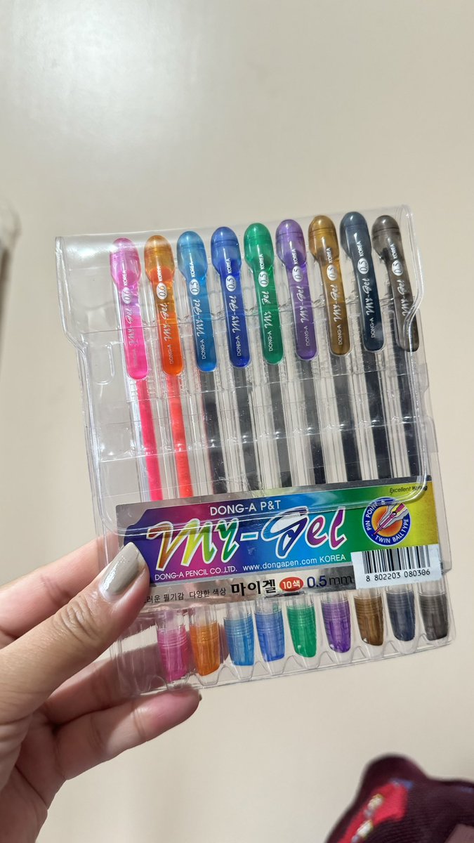 padayonfrph19's tweet photo. Hi. Im selling my extra gtec c4 (bought 680 pesos, never use) and dong a my gel 0.5 (230 pesos, missing red and used black pen only)

For 450 pesos na lang both.

#decluttering https://t.co/2JZ0M3t7i9