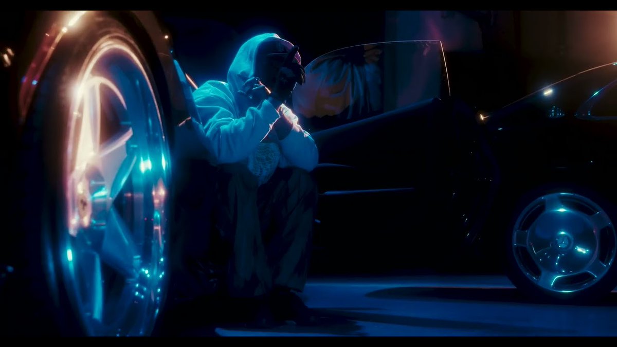 Video: Larry June “Like A Mack”: The mack is back. More specifically Larry June and his new single, “Like A Mack”.  

In the vibrant music video, the San Francisco rapper posts up beside a couple of high-end vehicles while delivering his swagged out… rapradar.com/2024/07/22/vid…