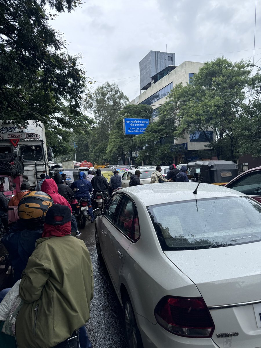 Kunal_Kawade_KK's tweet photo. Last two hours the traffic is jam on Bridge at BT Kawade road ghorpadi #pune @PuneCityTraffic @PuneriSpeaks @ThePuneMirror @PMCPune #Traff ic https://t.co/pcuiAvcLXC