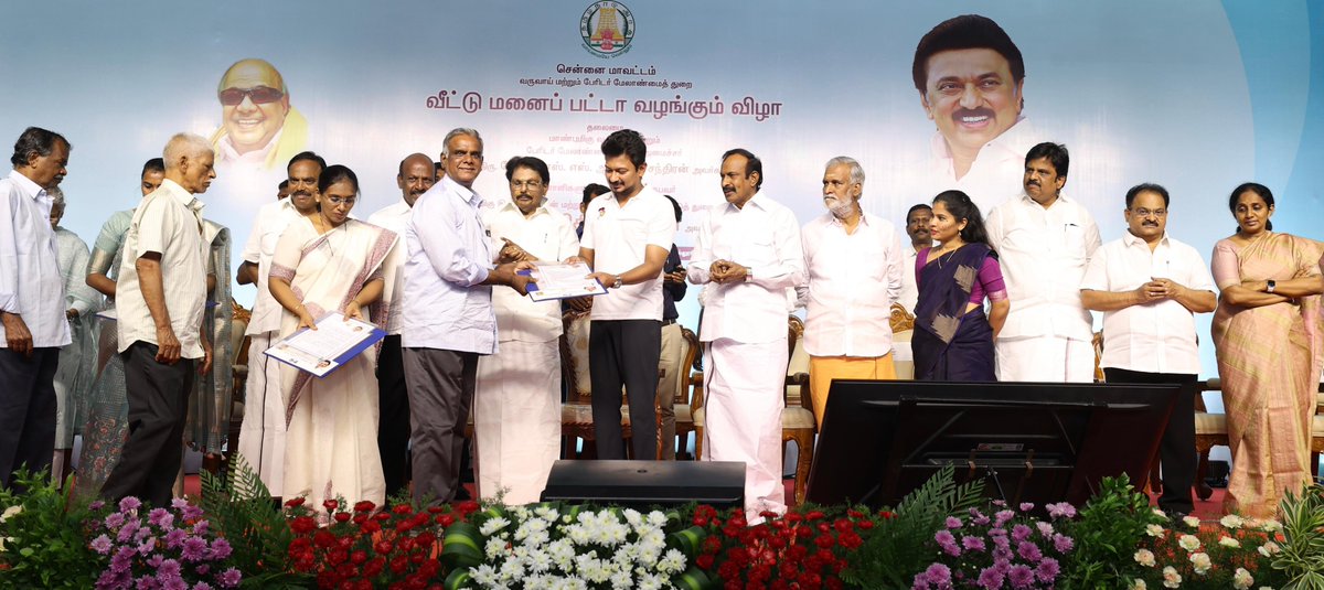 Udhaystalin's tweet photo. சென்னை வருவாய் மாவட்டத்தில் பல்வேறு காரணங்களால் வீட்டு மனைப் பட்டா கிடைக்காமல் காத்திருந்த பொதுமக்களுக்கு உடனடியாக பட்டா வழங்க மாண்புமிகு முதலமைச்சர் அவர்கள் உத்தரவிட்டு இருந்தார்கள்.

அதன்பேரில், சென்னை மாவட்டத்தில் மட்டும் வருவாய்த்துறை சார்பில் 28,848 பட்டாக்கள் தயார் செய்யப்பட்டன.

மாதவரம் மற்றும் அதை சுற்றியுள்ள பகுதிகளை சேர்ந்த 2,124 பயனாளிகளுக்கான வீட்டு மனைப் பட்டாக்களை மாதவரம் - சூரப்பட்டில் நடைபெற்ற நிகழ்ச்சியில் இன்று வழங்கினோம். 

வீட்டு மனைப் பட்டாக்களை பெற்ற நம் பொதுமக்களை வாழ்த்தியதோடு, பட்டாவுக்காக காத்திருக்கும் பொதுமக்���ளுக்கு நம் திராவிட மாடல் அரசு, படிப்படியாக பட்டா வழங்கும் என்று உரையாற்றினோம்.

@KKSSRR_DMK @Muthusamy_erode @PKSekarbabu @Subramanian_ma @PriyarajanDMK #DarezAhmedIAS #MadhusudhanReddyIAS