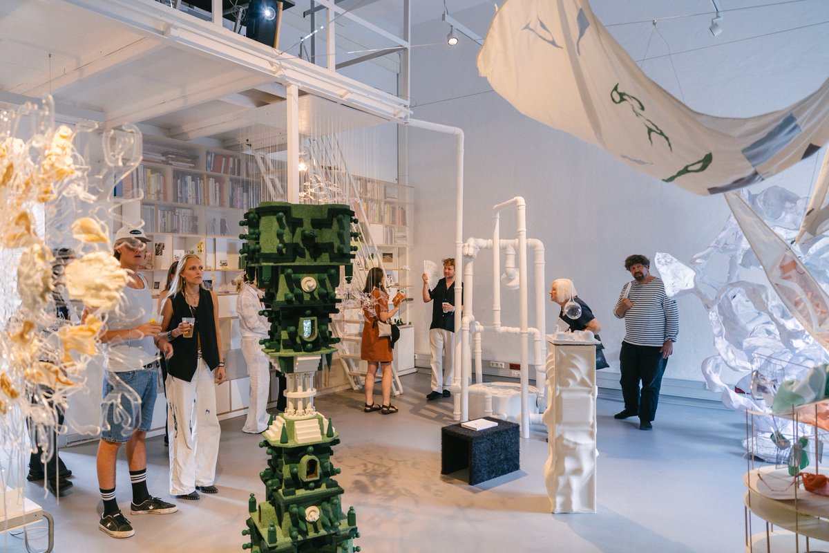 Universität der Künste Berlin (@udk_berlin_) on Twitter photo 40.000 Besucher*innen – an der #UdKBerlin endete das Sommersemester mit einem erfolgreichen Rundgang 2024. MEHR INFOS: udk-berlin.de/service/stabss… 40.000 Besucher*innen – an der #UdKBerlin endete das Sommersemester mit einem erfolgreichen Rundgang 2024. MEHR INFOS: udk-berlin.de/service/stabss…