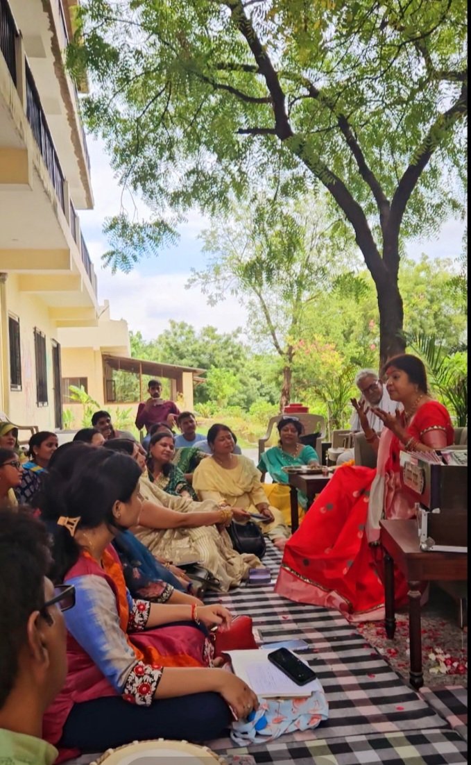maliniawasthi's tweet photo. मिर्जापुर कजरी की जननी है, और कजरी को प्रकृति के निकट जाए बिना सीखा नहीं जा सकता। सोनचिरैया संस्था द्वारा आयोजित चार दिवसीय कजरी कार्यशाला में कलाकारों ने सुरम्य वातावरण में प्राचीन गुरुशिष्य परंपरा के अनुरूप कजरी के विभिन्न आयाम सीखे। #Musicworkshop #Kajari #Sonchiraiya #Upfolk #Folkmusic #MusicisLife