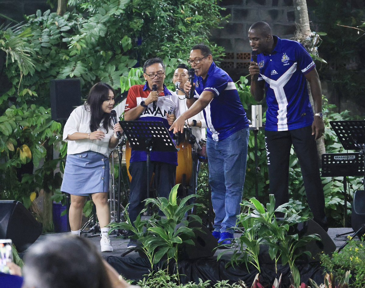 SBYudhoyono's tweet photo. Tadi malam, SBY didampingi pembina dan para atlet, pelatih serta ofisial LavAni melaksanakan malam syukuran atas berakhirnya turnamen Proliga 2024. Kesempatan ini juga dijadikan ajang perpisahan bagi para pelatih dan pemain asing yang akan kembali ke negaranya masing-masing. Dalam acara yang sederhana tersebut, SBY, para pemain serta pembina turut menyumbangkan suaranya. Terima kasih atas musim ini, LavAni.