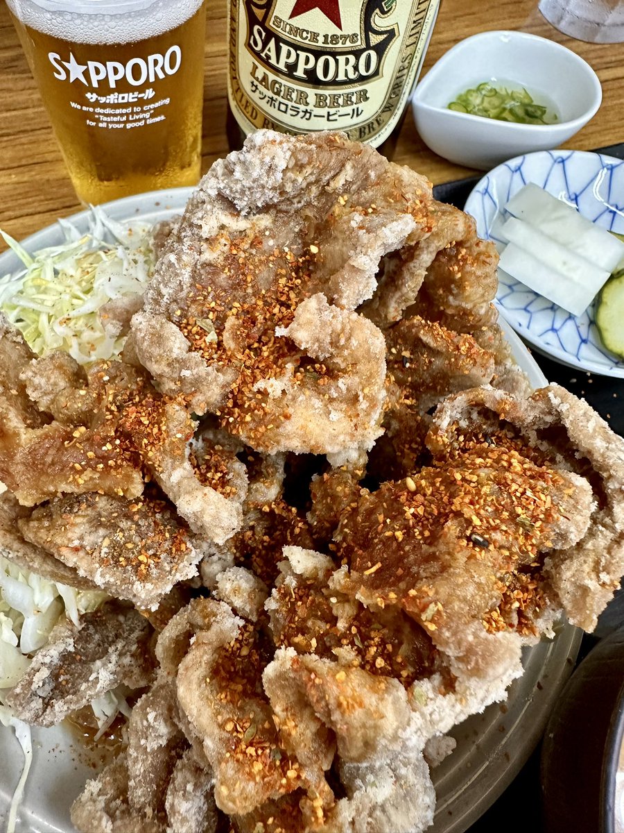 Mach55Go's tweet image. 定休検査の合間に“ことぶき食堂”。前回前々回と売切れだったり並んでたりで久しぶりに。ブタカラ特盛と青唐やレモン入の緑ダレで注文、やっぱめちゃ美味くてご飯お代わり。相変わらずの繁盛ぶりにも納得。