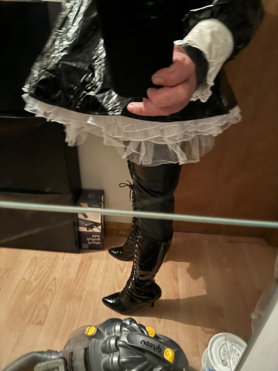 GimpRubber's tweet photo. A bit of PVC makes it he cleaning more fun #pvcmaid #sissymaid https://t.co/NxOhU5vsA7