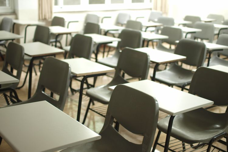TMIHARINI's tweet photo. Ada serangkaian faktor yang menyebabkan banyaknya SD Negeri kurang diminati.

Pengamat pendidikan Universitas Pendidikan Indonesia (UPI), Cecep Darmawan, menilai bahwa sistem zonasi yang tidak tepat sasaran justru membuat ketimpangan dalam jumlah pendaftar.

"Sekolah yang tidak favorit cenderung minim pendaftar."

Menurutnya, setiap sekolah harus didukung fasilitas optimal agar sekolah favorit semakin bertambah dan siswa dari tiap sekolah punya kesempatan untuk berkembang & mendapat pendidikan setara.