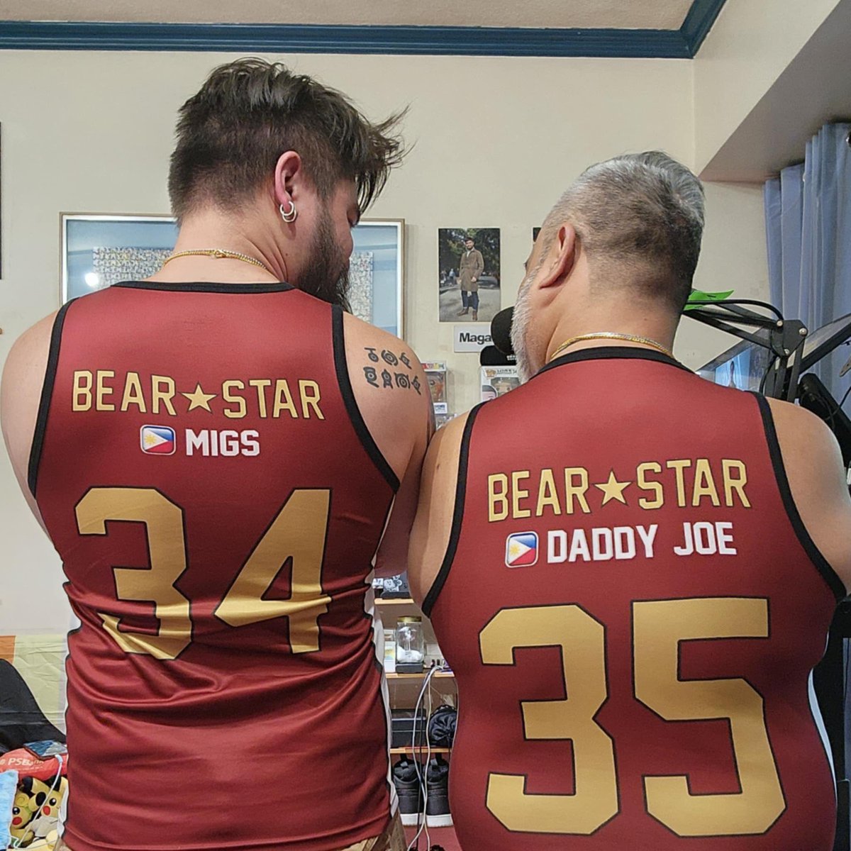 KumaPapaJoe's tweet image. Sporting and loving our unique bearcode jerseys! 

@migs_Santis’ favorite number is 7, mine is 8, but some peeps already beat us to those numbers … so 34+35 will do hahaha …IYKYK🤭

Thank you @Bearcode_ph! Tight 🐻 Hugsss

#bearcode #bearcodeph #bearcode_ph