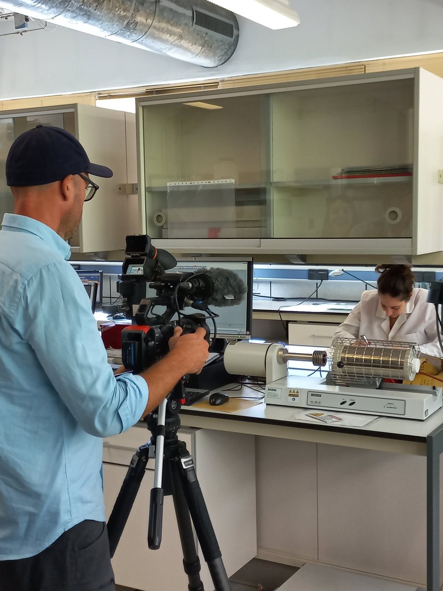 icvcsic's tweet photo. Committed to dissemination!!!! @SciComms has been recorded some of our facilities to show the investigations the @GlaSS_ICV group is developing within the EU project @EVERGLASS_EU: The new role of glass in a sustainable society. Technology for #glass #recycling https://t.co/UcGAxDjRCz