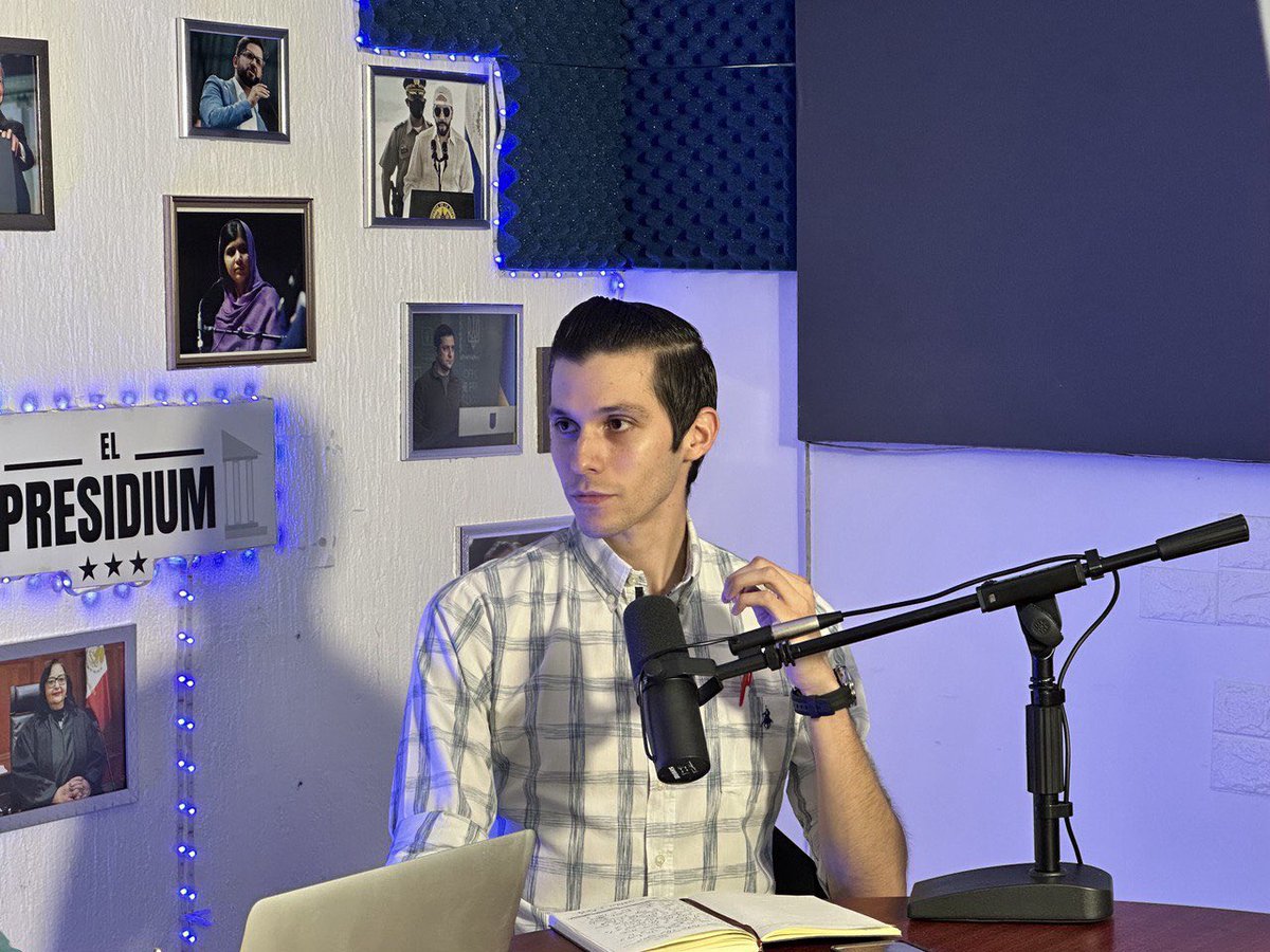 Politikmnte's tweet image. ¿𝙌𝙐𝙀 𝙎𝙄𝙂𝙐𝙀 𝙋𝘼𝙍𝘼 𝙇𝙊𝙎 𝘿𝙀𝙈𝙊𝘾𝙍𝘼𝙏𝘼𝙎? 🔵

Este domingo @JoeBiden anunció su retiro de la contienda presidencial en Estados Unidos 🇺🇸.

A raíz de este suceso, su reemplazo se rumora pudiera ser por Michelle Obama o Kamala Harris.

¿Qué sigue? Para eso nos…