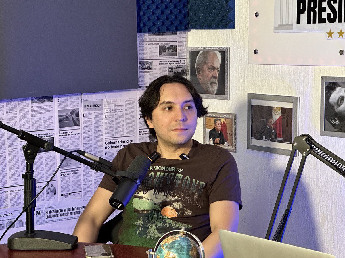 Politikmnte's tweet image. ¿𝙌𝙐𝙀 𝙎𝙄𝙂𝙐𝙀 𝙋𝘼𝙍𝘼 𝙇𝙊𝙎 𝘿𝙀𝙈𝙊𝘾𝙍𝘼𝙏𝘼𝙎? 🔵

Este domingo @JoeBiden anunció su retiro de la contienda presidencial en Estados Unidos 🇺🇸.

A raíz de este suceso, su reemplazo se rumora pudiera ser por Michelle Obama o Kamala Harris.

¿Qué sigue? Para eso nos…