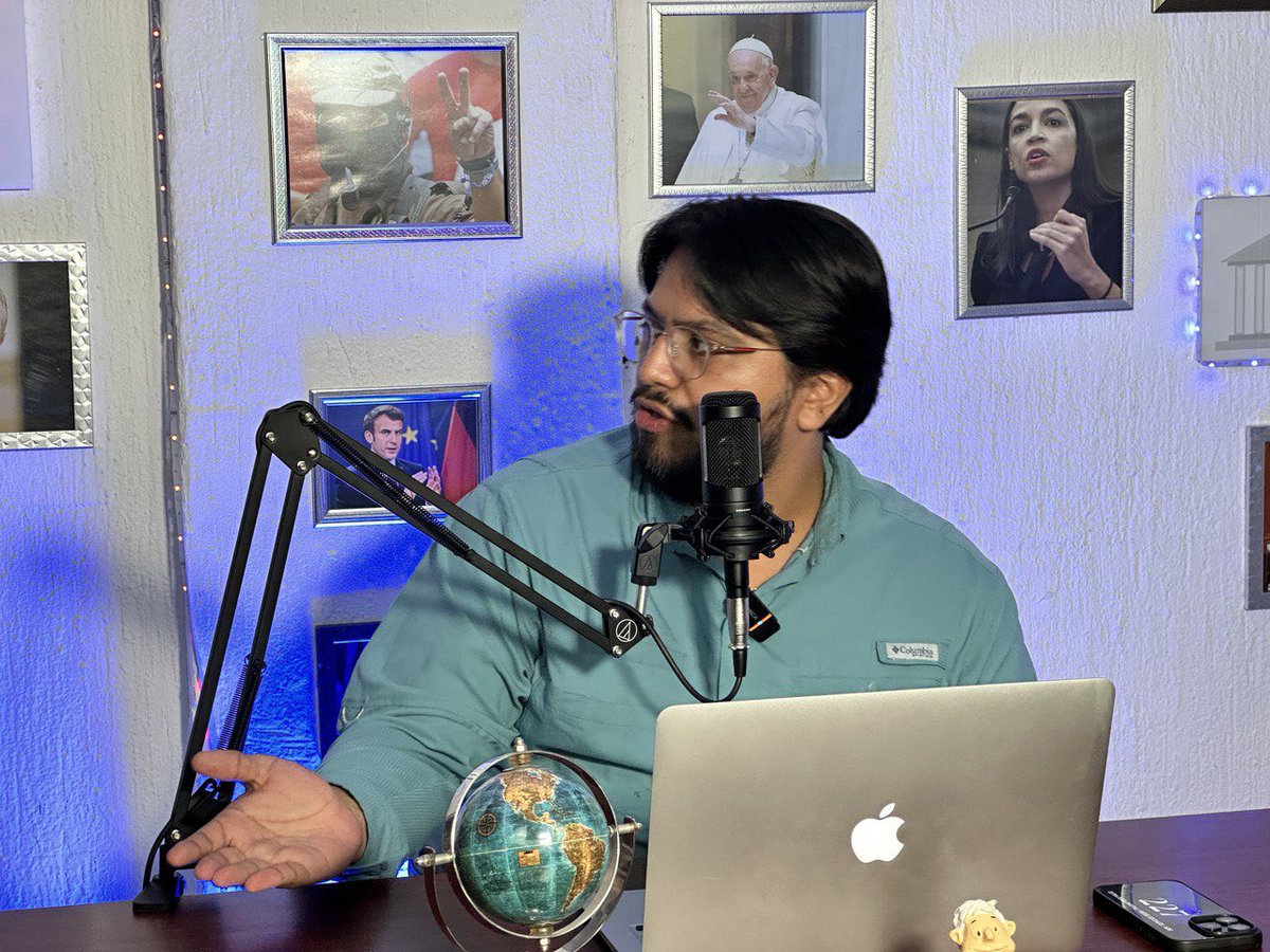 Politikmnte's tweet image. ¿𝙌𝙐𝙀 𝙎𝙄𝙂𝙐𝙀 𝙋𝘼𝙍𝘼 𝙇𝙊𝙎 𝘿𝙀𝙈𝙊𝘾𝙍𝘼𝙏𝘼𝙎? 🔵

Este domingo @JoeBiden anunció su retiro de la contienda presidencial en Estados Unidos 🇺🇸.

A raíz de este suceso, su reemplazo se rumora pudiera ser por Michelle Obama o Kamala Harris.

¿Qué sigue? Para eso nos…