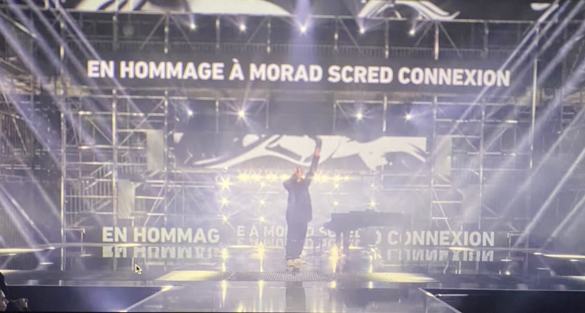 Dans son morceau pour la victoire à la saison 3 de Nouvelle Ecole, Youssef Swatt's rend hommage au rappeur Morad de la Scred Connexion.

Petit thread pour expliquer qui était Morad et pourquoi c'était un mouv très important 🧵