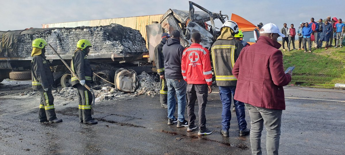 Krcs_NRbBranch's tweet photo. A road traffic incident involving three vehicles has occurred along the Southern Bypass, on the way to Lang'ata from Ole Sereni, Nairobi County.

Our response team alongside Nairobi Fire Brigade,@PoliceKE @EMS_Kenya, Rapid Response Team and Jetflare Ambulance responded.

So far, 3 casualties with critical injuries have been evacuated to @KNH_hospital.

@Ma3Route