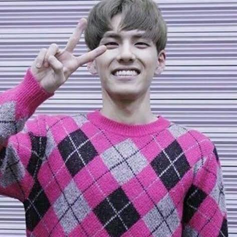 sungjinverse's tweet photo. close enough welcome back wonpil’s pink sweater!! https://t.co/5qIe8PilAG