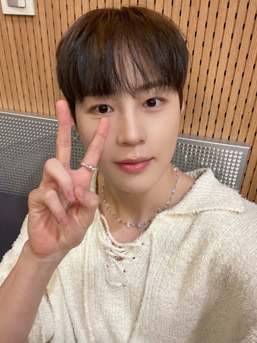 [#하성운] ⏰ 

잠시 후 3시! SBS 파워FM <두시탈출 컬투쇼>에 하성운이 출연합니다📻 
와 너무 나른하잖아🥱 이럴 땐 성운이와 컬투쇼에서 유쾌하게 보내볼까요?😆 

#HASUNGWOON #두시탈출컬투쇼