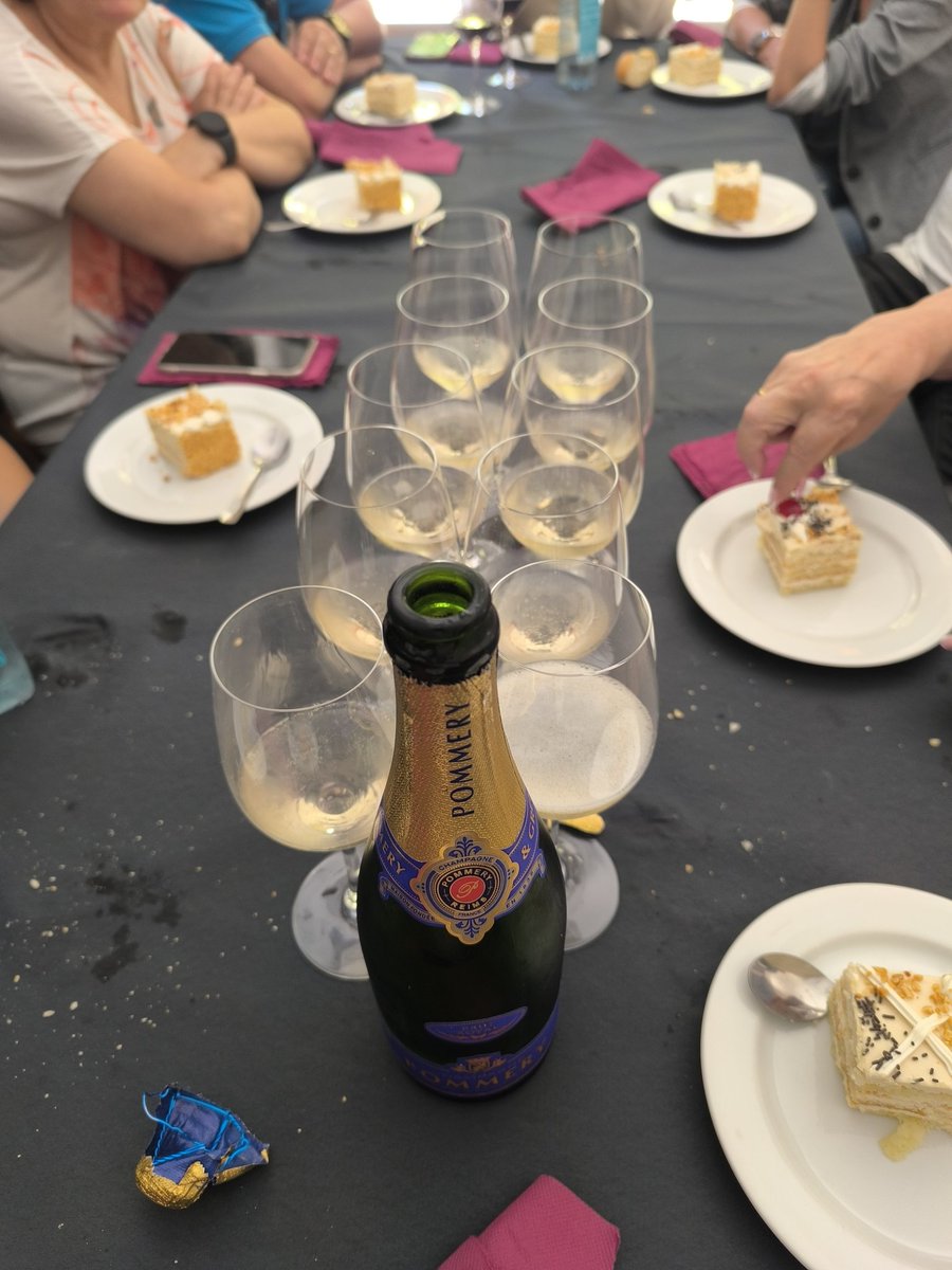 Y hoy con la resaca de emociones, todavía no me creo que lo haya conseguido, SOY DOCTORA en DERECHO.
Mi felicidad iba de la mano de quienes me quieren y eso no tiene precio!