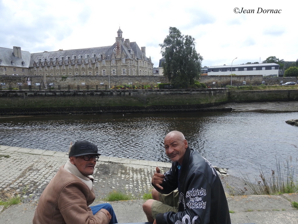 JeanDornac's tweet image. Parfois, des humains que personne ne regarde plus, en me voyant, me demandent si je veux bien les prendre en photo. Accepter, c’est reconnaître leur humanité... #humains #accepter #reconnaître #humanité #rive #léguer #Lannion #CôteArmor #Bretagne #France