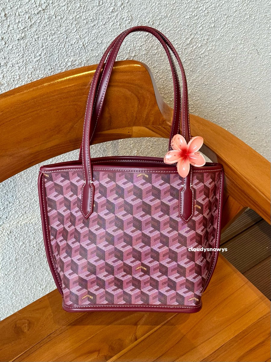 cloudysnowys's tweet photo. russo mini totebag by christyng 𐙚

CANTIKKK BGT ini yang warna burgundy, udah ngincer lama warna ini ternyata aslinya lebih bagus terus juga muat banyak🥹💌

muat banyak pool huhu bestt purchase<33 https://t.co/OM2BwsEC5G
