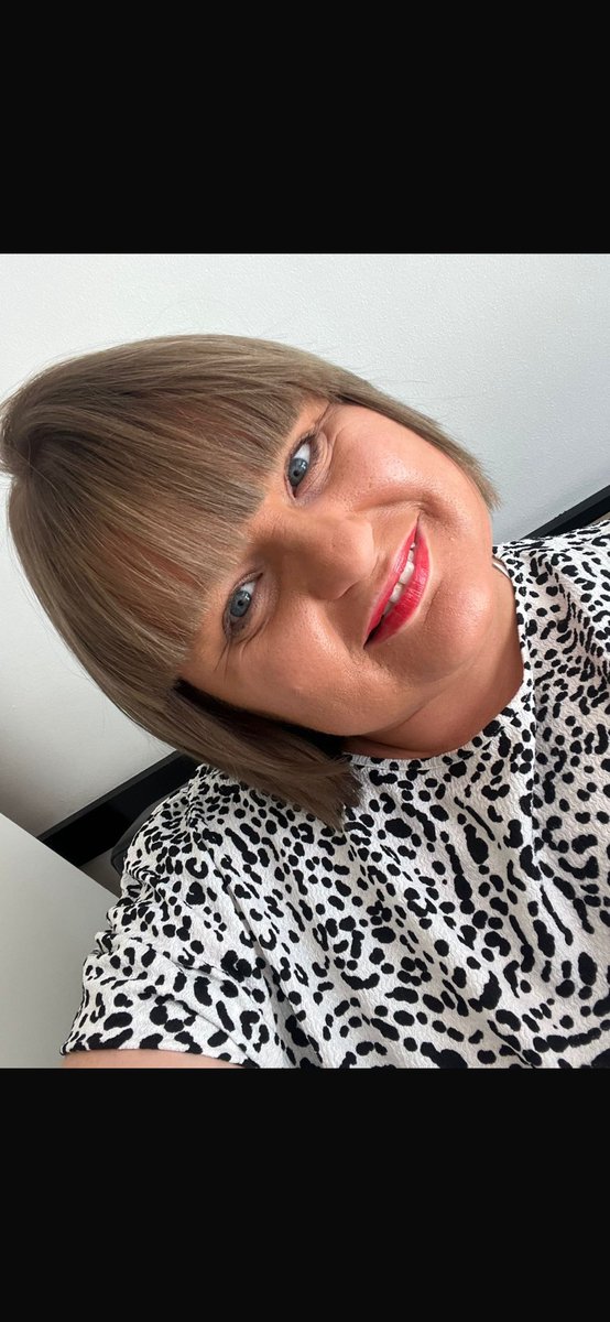 joanneraven30's tweet photo. Hi how are you good how are you  do you like my brand new hair cut and colour @ronanofficial @harrietscott_ @harrietscott_ @magicfm @JoanneRaven29 @joanneraven30  suite me x https://t.co/1bPzg50FAn