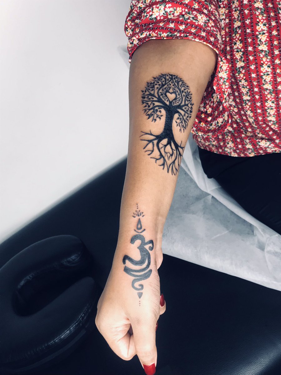 kinginkstudio's tweet photo. Book Your Appointment Now Tattoo Artist π©βπ¨- @avishadissanayaka
#inkart #howto #education #intructor #youtube #instegram #srilanka #studio #musumes #artgallery #inkdrawing #inktattoo #inkedgirls #inkedlifestylemagazine https://t.co/ddP0CV1xV8