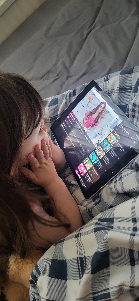 MrsKryl's tweet photo. @RosannaPansino I have introduced my daughter to you! She loves watching you make cakes!! ❤️ https://t.co/ssNLEdtxiv