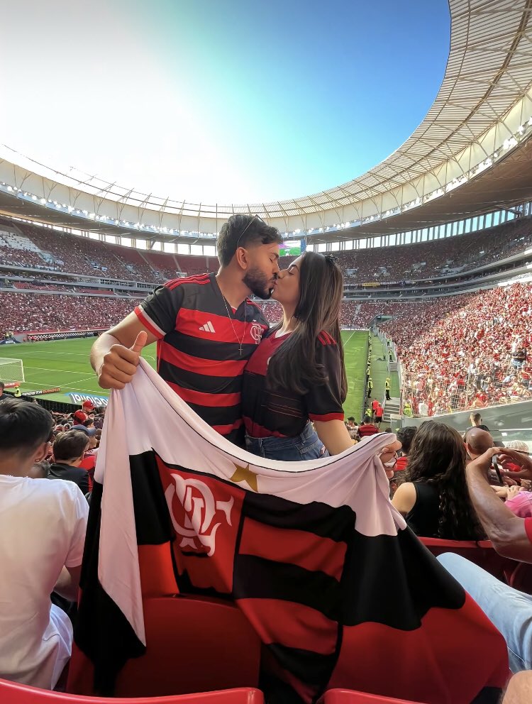 mlk diz que não quer viver isso sla oq poligamia VAI TOMAR NO CU quem não quer amar de vdd e tirar uma foto assim é completamente doido lelé da cuca