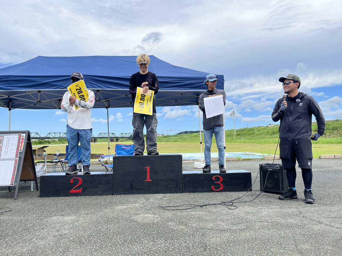 ryoya_Bottomup's tweet image. 先日のWJBT陸釣series24 JACKALLcup
はエリア下流域に的を絞ってダッシュ💨
岸沿いにあるブイに浮いたバスを、
ブレーバースリム8in(ノーシンガーリグ)で釣って一匹780gで6位でした！
でこれない一戦だったのでよし😤
お立ち台の皆様おめでとう御座います！

#WJBT
#Bottomup
#ブレーバースリム
#PR