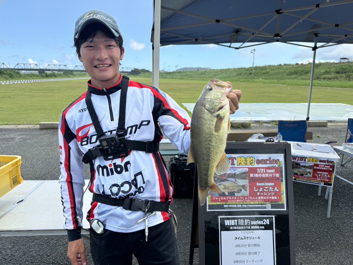 ryoya_Bottomup's tweet image. 先日のWJBT陸釣series24 JACKALLcup
はエリア下流域に的を絞ってダッシュ💨
岸沿いにあるブイに浮いたバスを、
ブレーバースリム8in(ノーシンガーリグ)で釣って一匹780gで6位でした！
でこれない一戦だったのでよし😤
お立ち台の皆様おめでとう御座います！

#WJBT
#Bottomup
#ブレーバースリム
#PR