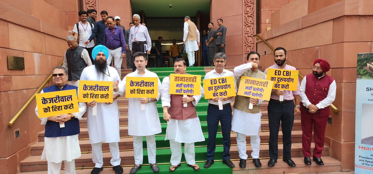 punjabkesari's tweet image. दिल्ली CM व आप सुप्रीमो अरविंद केजरीवाल की गिरफ़्तारी के खिलाफ AAP सांसदों ने संसद परिसर में ED,CBI और भाजपा के खिलाफ किया विरोध प्रदर्शन

#AAP #protested  #ED #CBI  #BJP #Parliament #DelhiCM  #AAPsupremo #ArvindKejriwal