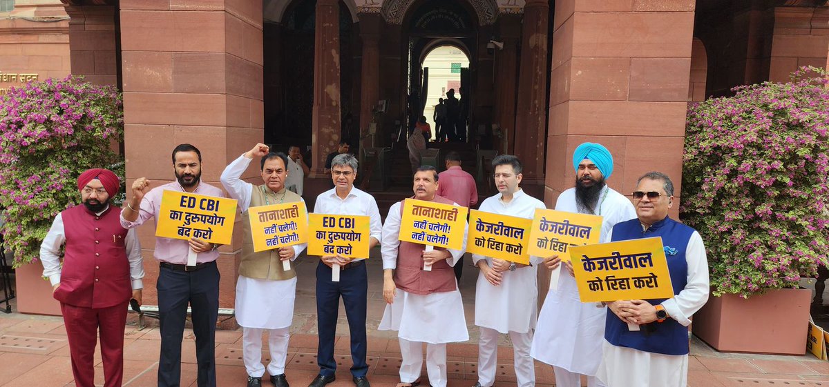 punjabkesari's tweet image. दिल्ली CM व आप सुप्रीमो अरविंद केजरीवाल की गिरफ़्तारी के खिलाफ AAP सांसदों ने संसद परिसर में ED,CBI और भाजपा के खिलाफ किया विरोध प्रदर्शन

#AAP #protested  #ED #CBI  #BJP #Parliament #DelhiCM  #AAPsupremo #ArvindKejriwal