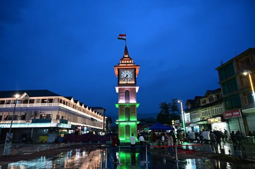 #Srinagar's historic Clock Tower, also known as Ghanta Ghar has been revamped under the <a href="/sclsrinagar/">Srinagar Smart City Limited</a> along with the Central Business District. 
The #LalChowk has now become an attraction for tourists and locals alike.
<a href="/MoHUA_India/">Ministry of Housing and Urban Affairs</a> <a href="/PIB_MoHUA/">PIB Ministry of Housing & Urban Affairs</a> <a href="/mlkhattar/">Manohar Lal</a> @Tokhansahu2 <a href="/PIBSrinagar/">PIB in Jammu Kashmir & Ladakh</a>