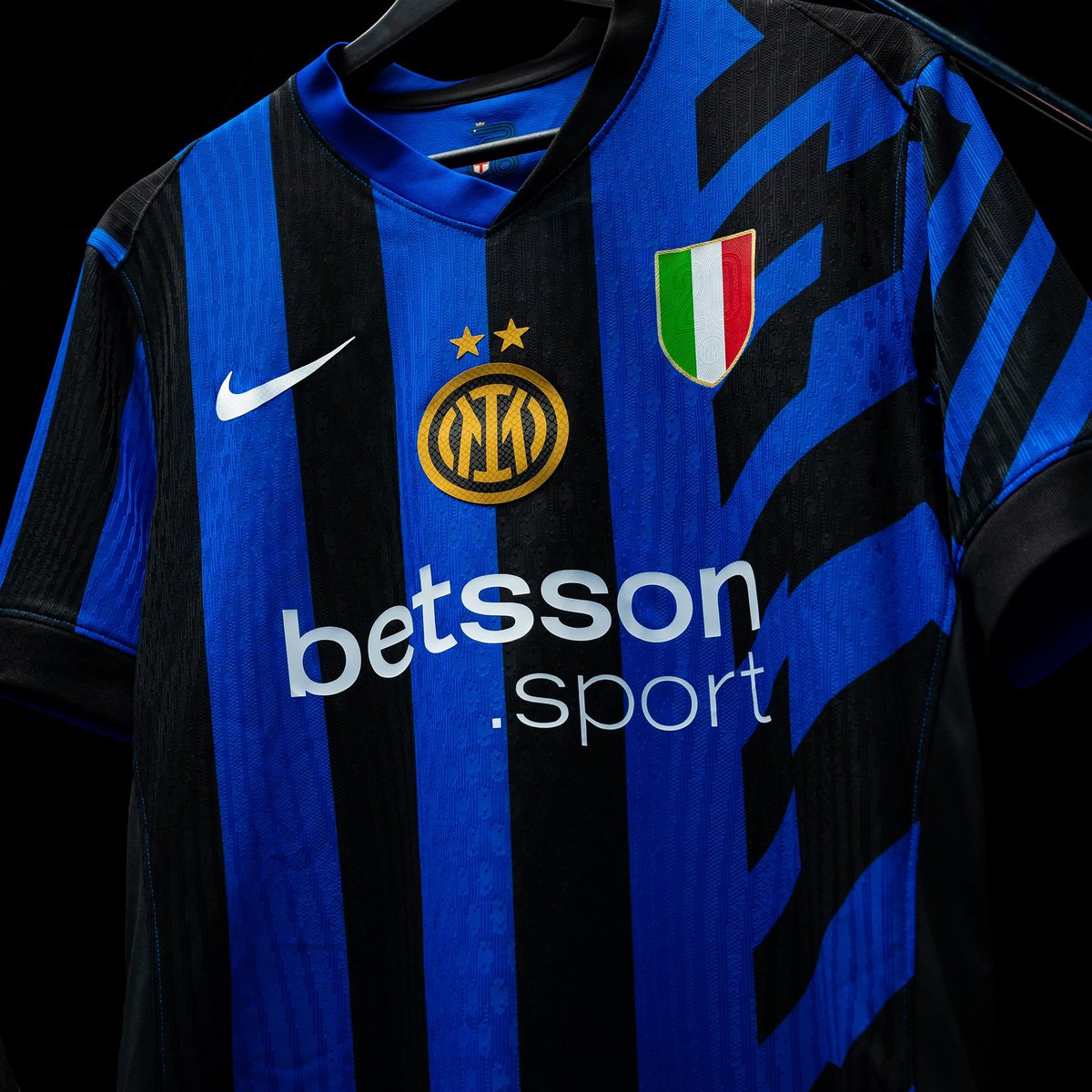 Inter_en's tweet photo. Geometry and rhythm perfectly synchronised, in harmony with our passion 👕🖤💙

#ForzaInter @BetssonSport https://t.co/NXvWeSZJas