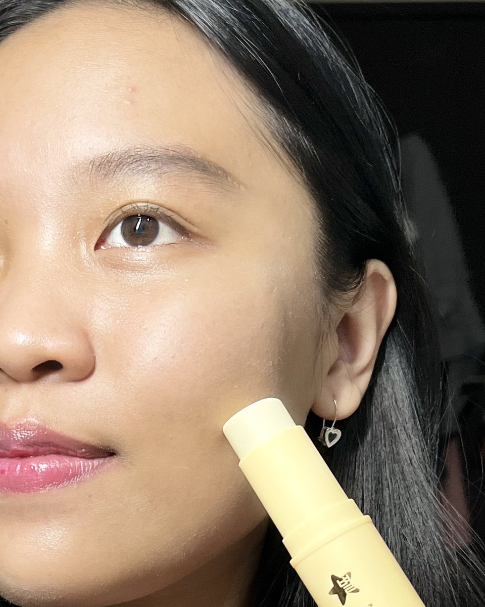 sering liat produk ini di drakor, unik bgt serum tapi bentuk nya kaya stick giniiii 😆

fungsinya untuk hydrating dan mencerahkan + BISA JADI PRIMERRRR JUGAAAA!