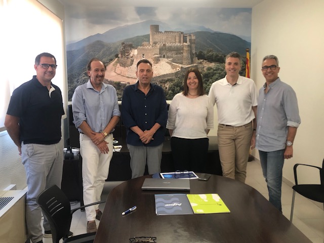 🤝 A #LaSelva, renovem amb <a href="/comarcaselva/">ComarcaSelva</a> el fons de solidaritat per ajudar famílies en situació de vulnerabilitat.

✍️ El president del Consell Comarcal, Martí Pujals, i la nostra directora d'Agbar Catalunya Central <a href="/eguiradot/">Esther Guirado Torras</a> han signat la renovació d'aquesta col·laboració.

💧
