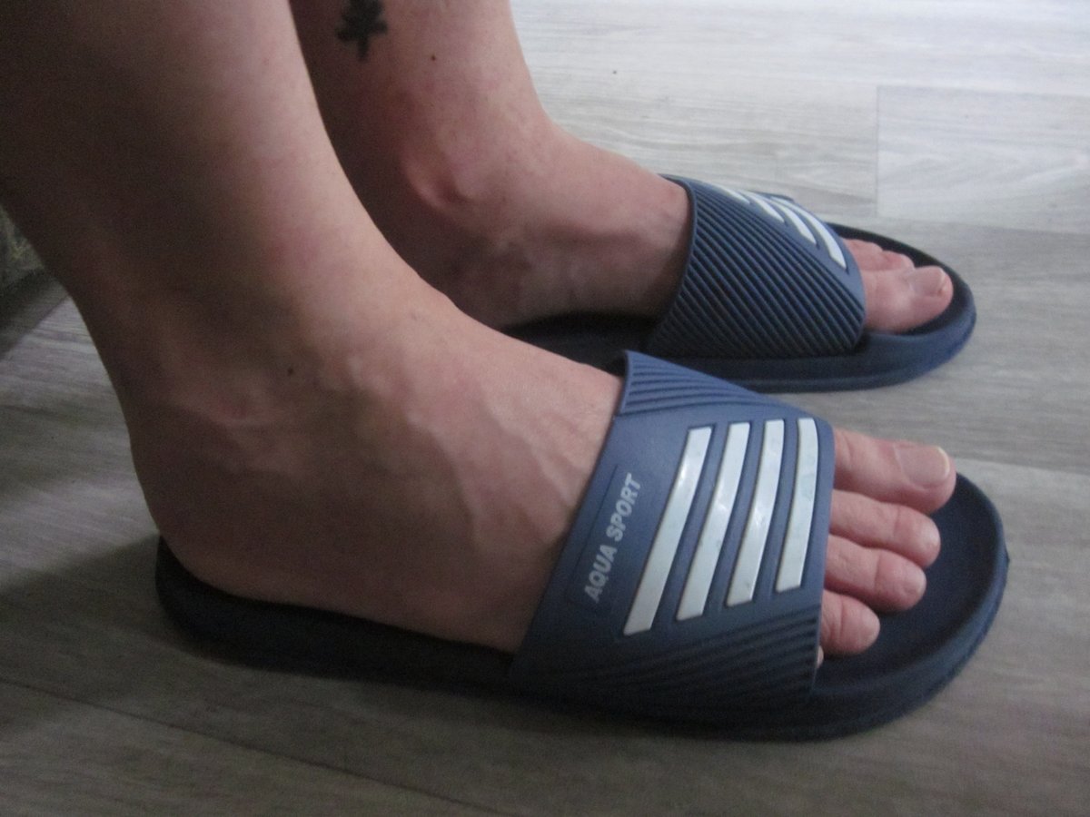 BoomVermeer's tweet photo. shout out to every one that has the "every person" shoe aka generic slides. do you have some? good durability.
#fashion #fashionblogger
jk. it's anti-fashion which is why it's hot. #antifashion https://t.co/mZVS1Zcdrv