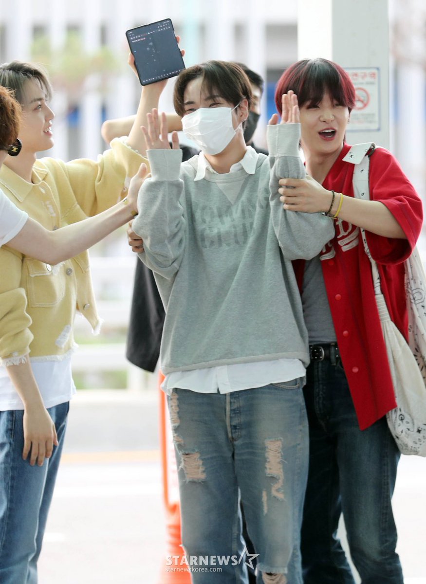 viraltakes's tweet photo. TREASURE members photographed at an airport recently. https://t.co/ZRbfc96QmZ
