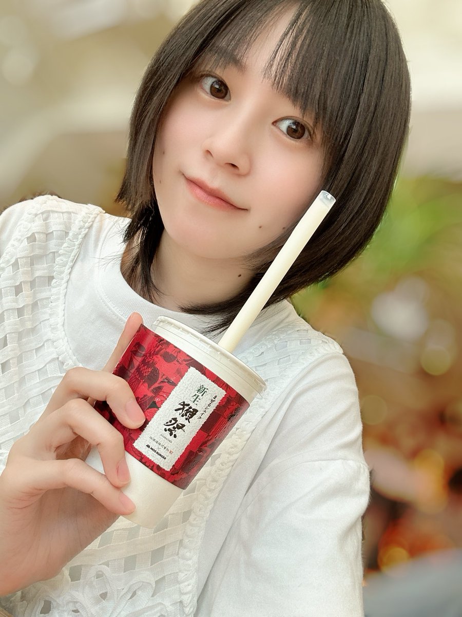 この前、モスバーガーでまぜるシェイク 新生獺祭飲んだ！！ めちゃ獺祭