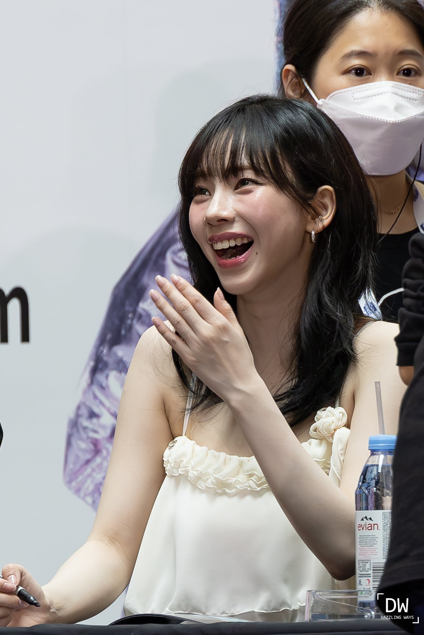 GTK2ZN-aAAASGBx.jpg:large