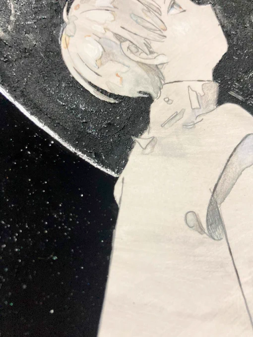 #企画展_白月の夜_楽園で会いましょう 解釈違いかもと思いつつ、あえて黒っぽい絵を描いています。月の裏側の深いクレーターの底で生まれた子が、白い光に憧れるお話。白と黒をいろんな質感で、ギリギリまで描くぞ、、 