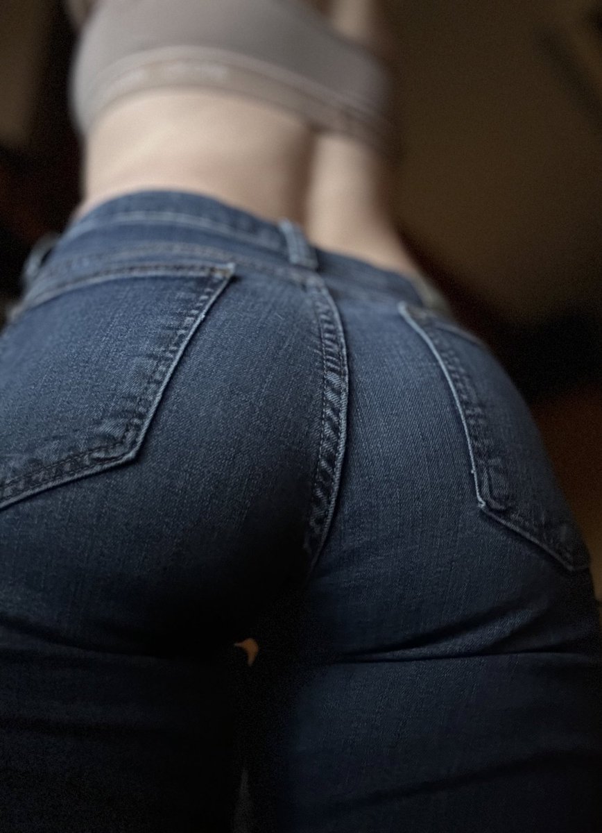 marniminn's tweet image. Haven’t worn jeans in over a year because the two pairs I had were too small 😪
Also please enjoy my exhausted face. She’s only about to become MORE exhausted.