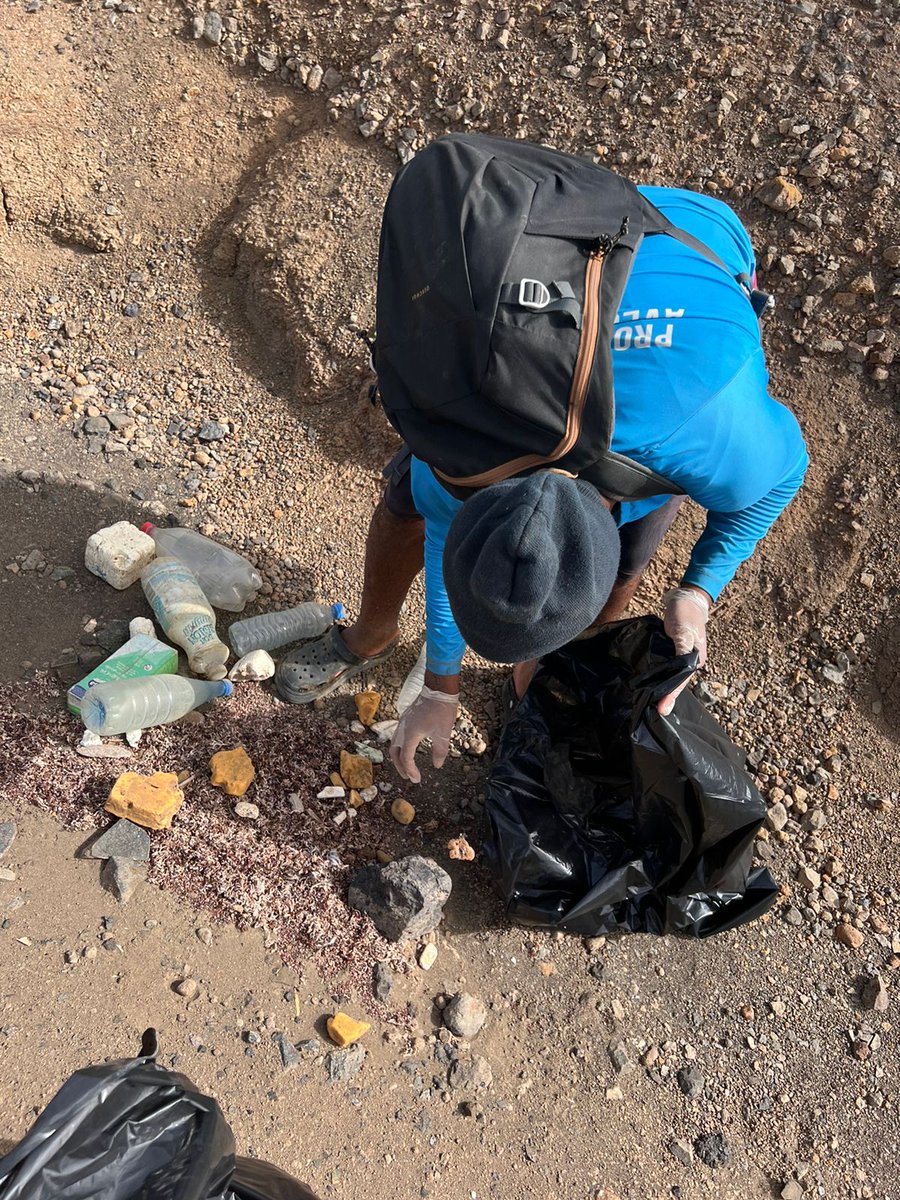 projecto_vito's tweet photo. Projecto Vitó Association led a crucial beach clean-up in the Reserva dos Ilhéus de Rombo - Ilhéu de Cima, removing more than 1 ton of waste! We thank the volunteers and the National Police of Ilha Brava for their commitment to marine and local conservation. https://t.co/TYCRbkfqxx