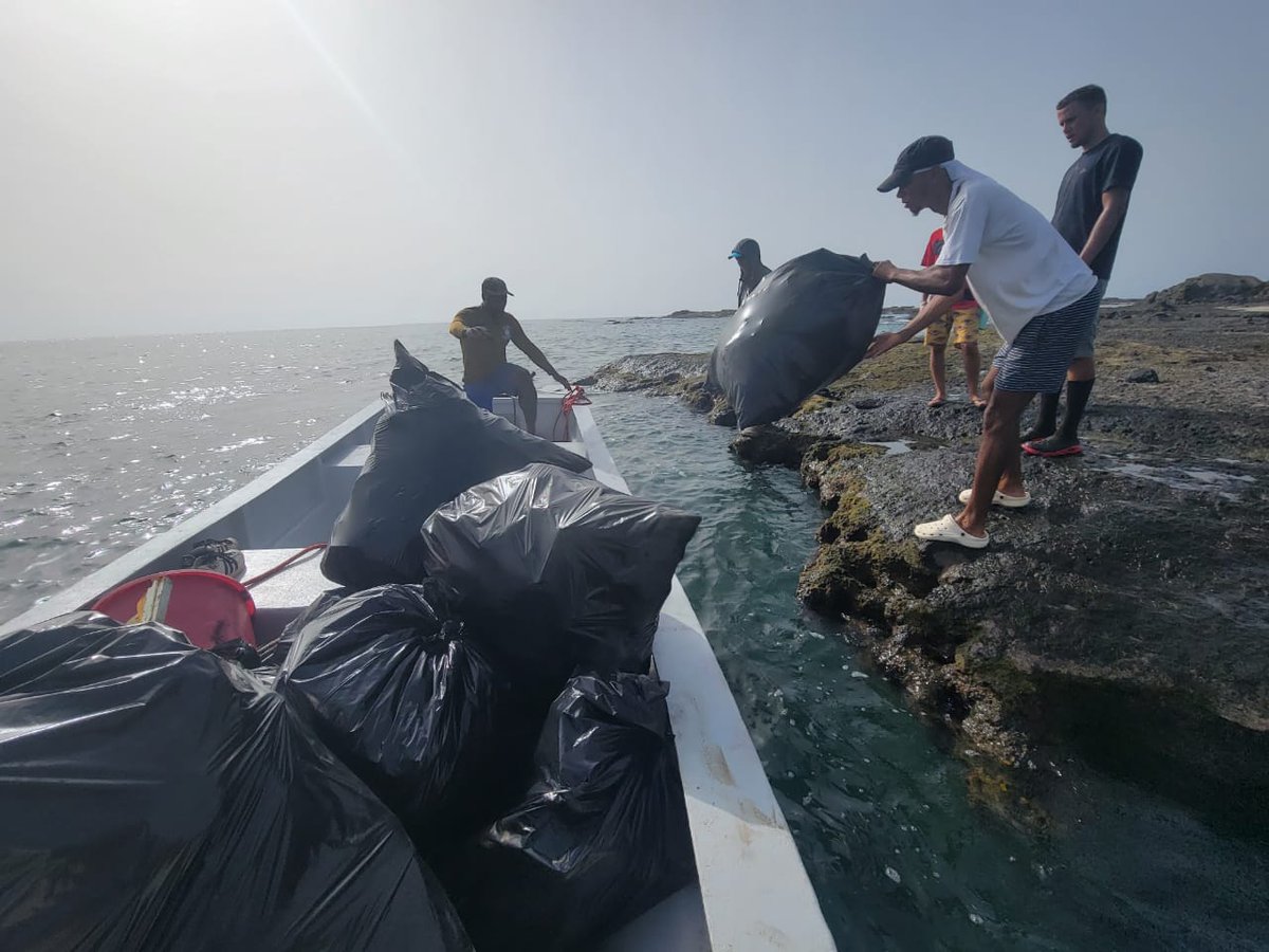 projecto_vito's tweet photo. Projecto Vitó Association led a crucial beach clean-up in the Reserva dos Ilhéus de Rombo - Ilhéu de Cima, removing more than 1 ton of waste! We thank the volunteers and the National Police of Ilha Brava for their commitment to marine and local conservation. https://t.co/TYCRbkfqxx