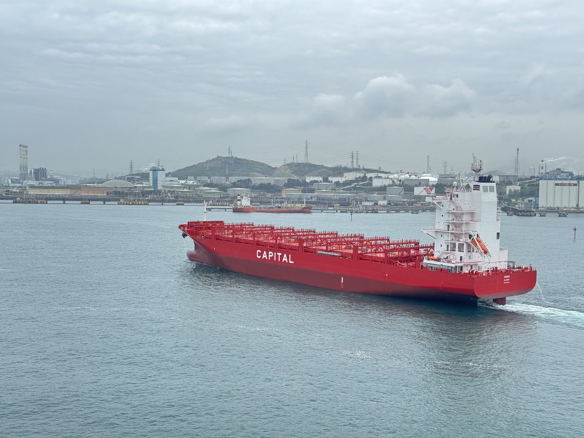 capitalexecorp's tweet photo. We are pleased to announce the successful delivery of the 2,862 TEU newly built container vessels ‘Acastos’ ‘Adonis’, ‘Anaxagoras’, ‘Acheloos’ from HD Hyundai Mipo Dockyard Co. Ltd., South Korea. 

#containercarrier #newbuilding #capitalexecutive https://t.co/B7W9OuEBuo