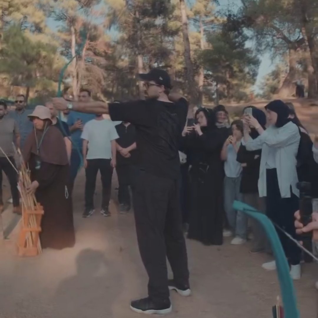 Oyuncu Doğu Demirkol, yönetiminde Bilal Erdoğan'ın yer aldığı ve belediyelerden aldığı usulsüz ihalelerle bilinen TÜGVA'nın gençlik kampına katıldı.